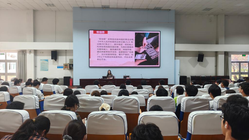 马克思主义学院开展新生入学普法…