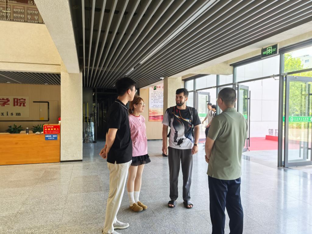 外国大学生在中国：校园交流，共…