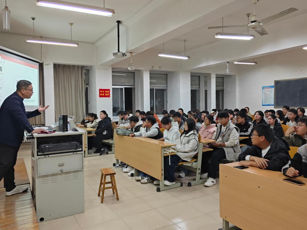 马克思主义学院法律宣讲团走进化…